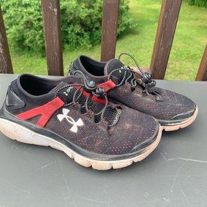 Kids shoe size 4 black under armor